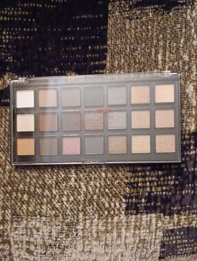 4/$60 New Smoky Eyeshadow Palette - 21 Colours